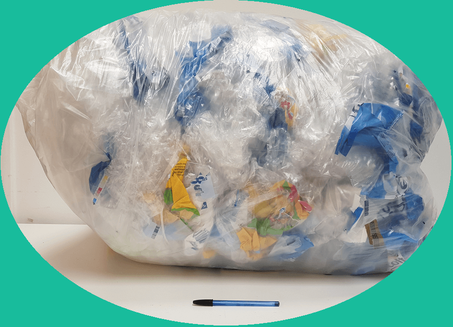 Ballot de plastique en attente de son recyclage
